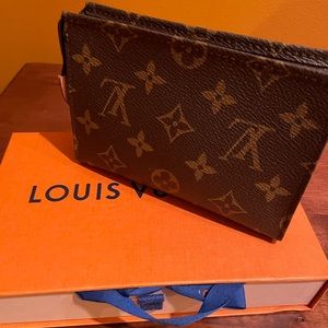 Louis Vuitton cosmetics pouch size 15